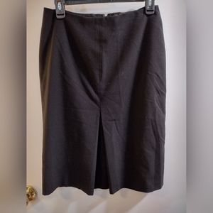 Bandolino black skirt size 8. Mid length. Zipper back. faux front slit